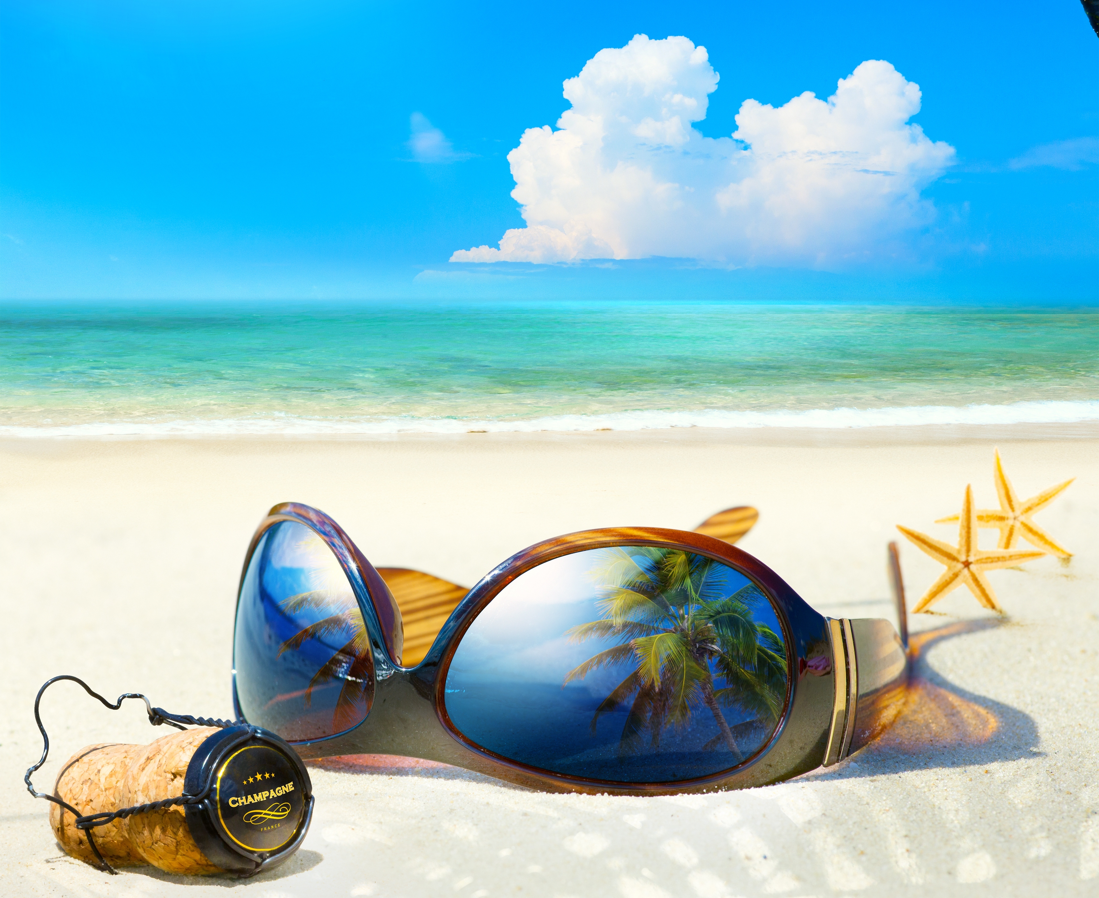 Лето море сайт. Лето море. Солнечные очки на пляже. Море пляж. Лето пляж.